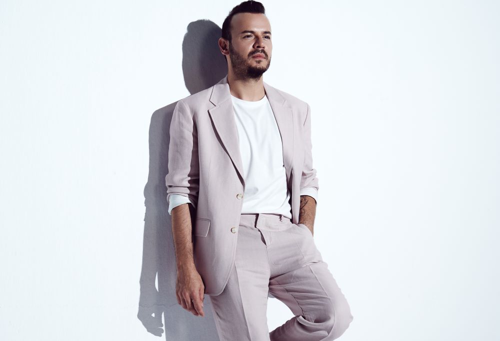 theanatoliapost.com/deha-90lar-kon…
Deha Bilimlier, ‘Git Git Yoluna’ isimli yeni cover şarkısını hayranlarıyla buluşturdu. Çalışmasını İstanbul’da kliplendiren Bilimlier, geçtiğimiz günlerde verdiği röportajda 90’lar şarkıları ve sanatçılarıyla ilgili yaptığı açıklamaların gündem olmasıyla