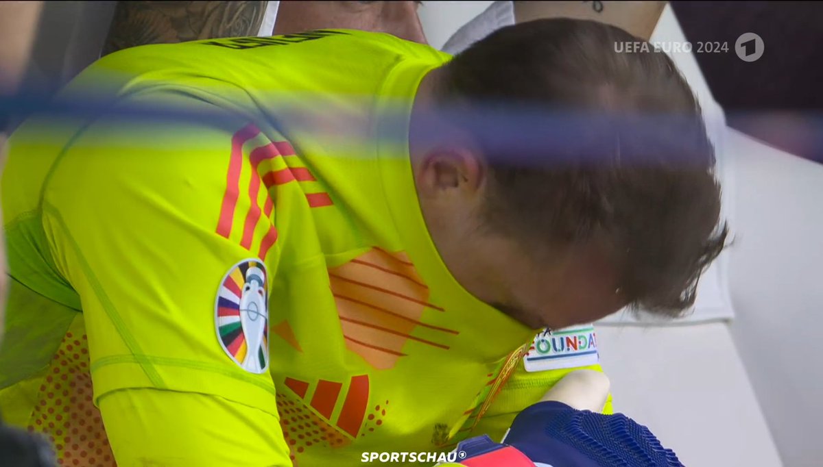 Official_Benji_'s tweet photo. Dieses Turnier war wahrscheinlich auch das letzte von Manuel Neuer.

Jemand der uns in vielen wichtigen Momenten absolut gerettet hat, immer da war und das Torwartspiel revolutioniert hat. Danke für alles was du für dieses Land gegeben hast, du bist und bleibst der Goatkeeper.🐐 https://t.co/kCvLVym7B6