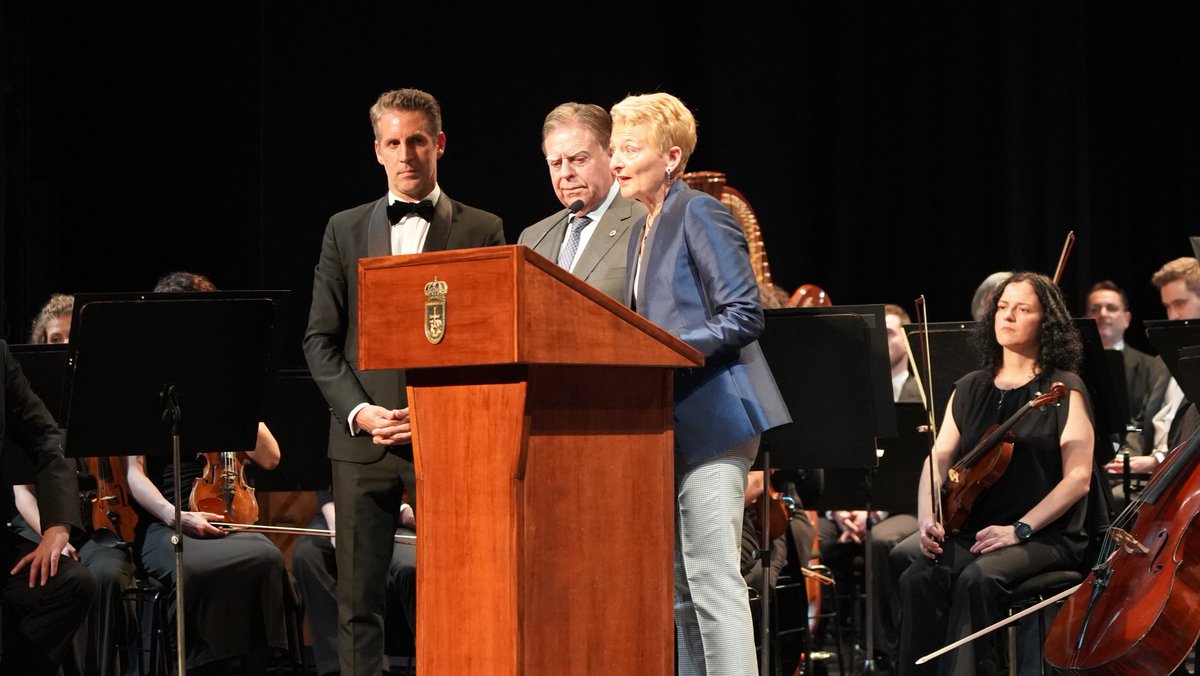 @aytoviedo (@aytoviedo) on Twitter photo 🎖️El Alcalde <a href="/canteli_alfredo/">Alfredo Canteli</a> entrega la Medalla de Plata de la Ciudad a la <a href="/OFIL_Orquesta/">Oviedo Filarmonía</a>.
🎼 La Presidenta de la Fundación Musical "Ciudad de Oviedo, Pilar Rubiera y el Director de la OFIL, Lucas Macías, la han recibido antes del concierto de celebración por su 25 Aniversario. 🎖️El Alcalde <a href="/canteli_alfredo/">Alfredo Canteli</a> entrega la Medalla de Plata de la Ciudad a la <a href="/OFIL_Orquesta/">Oviedo Filarmonía</a>.
🎼 La Presidenta de la Fundación Musical "Ciudad de Oviedo, Pilar Rubiera y el Director de la OFIL, Lucas Macías, la han recibido antes del concierto de celebración por su 25 Aniversario.