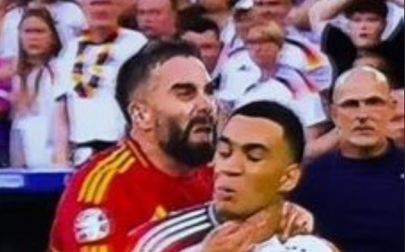 Nachez98's tweet photo. La cara de De la Fuente en este instante es de incredulidad total

No se puede creer que su jugador se acabe de lanzar al cuello del rival con tal de que no llegue al área mientras grita "España para los españoles" https://t.co/s6qPK9EJm9