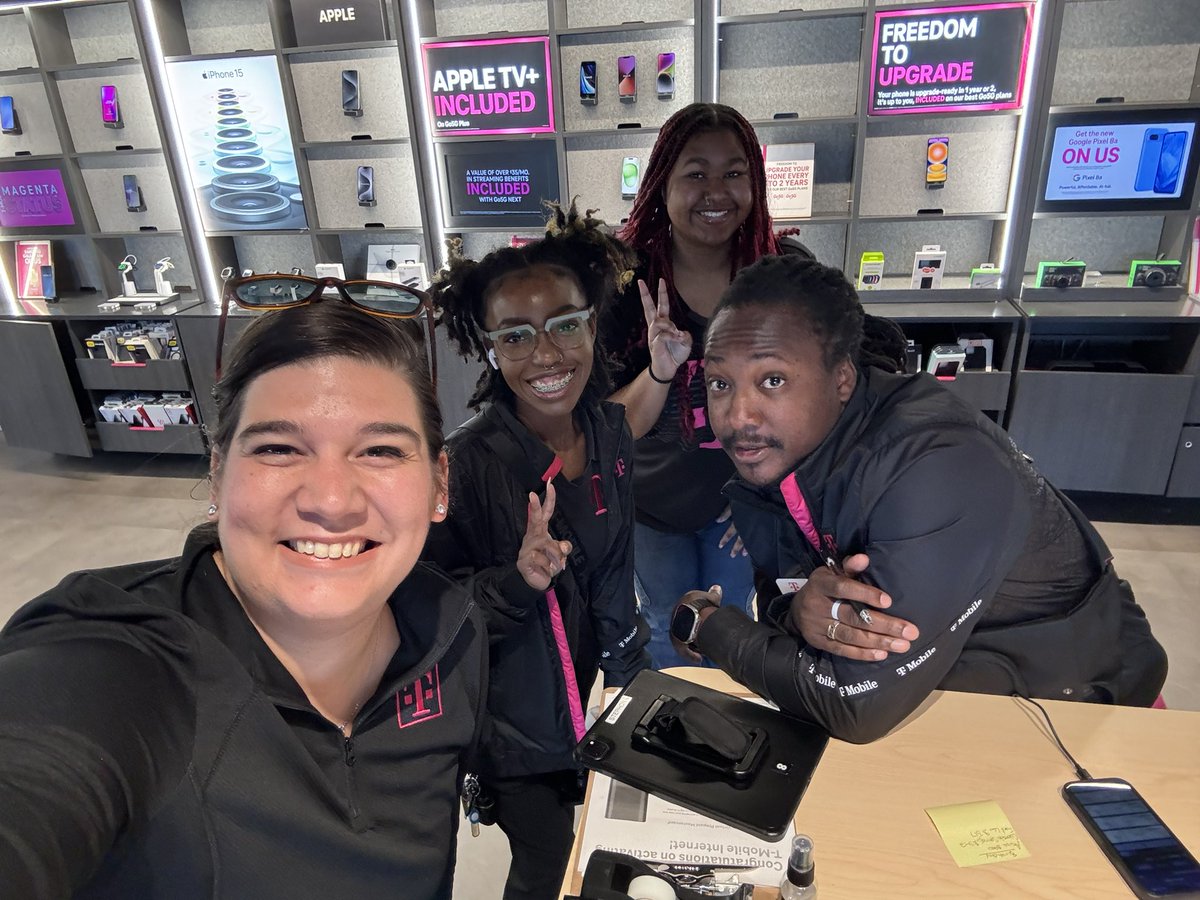 TrainerTinaT's tweet photo. Trainer Tina Turner out in the field! Got to visit an Experience store and one of the nearby neighborhood stores after class this week! #MagentaFam #VirtualTrainingManager #STL @yousafb02 @JonFreier @TMobile https://t.co/bd2qmljbIV
