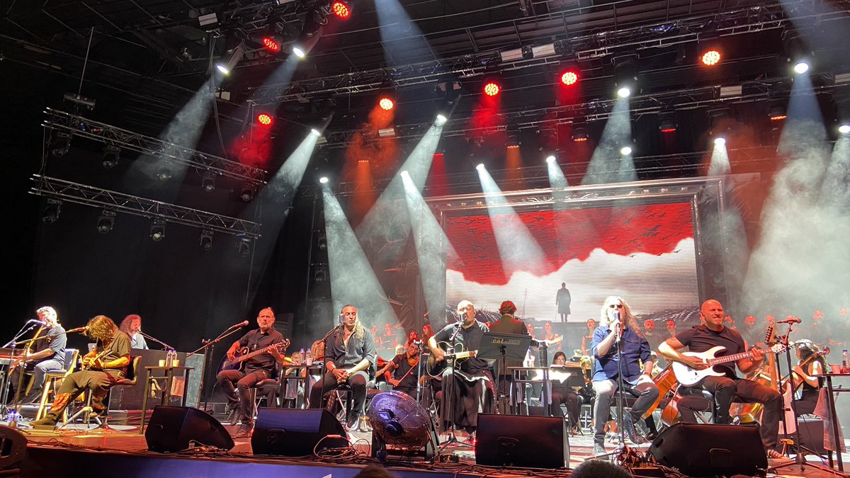 Yaşlılar olaraktan öyle oturmuşuz eğleniyoruz kendimize