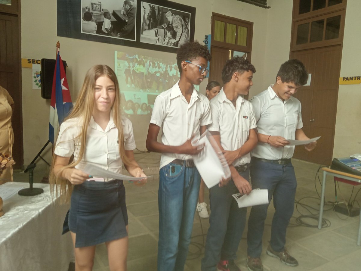 Reconocimiento a los alumnos más integrales de 9no grado en la Secundaria Básica Jorge Arturo Vilaboy en el consejo Plaza Vieja