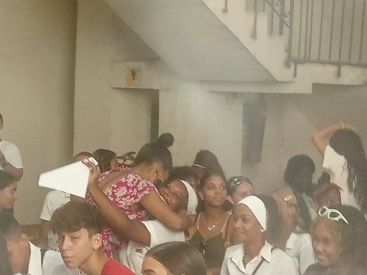 Emotivo acto de graduación donde hubo lágrimas de profesores y alumnos ,muchos éxitos futuros a nuestros niños de #LaHabanaVieja