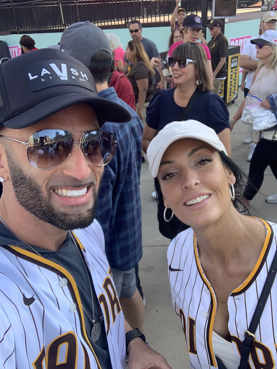FrankieVizzle's tweet photo. Supporting @Padres &amp; #BeerFest at @PetcoPark #ForTheFaithful #Channel933 https://t.co/qAYoGxJlkM