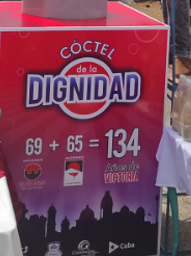 CubaOrtografia's tweet photo. #EstampasDeMiCuba - Cuando no hay pan para el circo, pues échale ron y funciona igual. Sí, a la dictadura cubana le dio por hacer un «coctel de la dignidad», tan desaparecida en Cuba como el pescado y la libertad. Según ellos, son «134 años de victoria». Y no te pueden arreglar una calle, garantizar un pan de calidad o brindarte agua potable al menos en toda la capital.