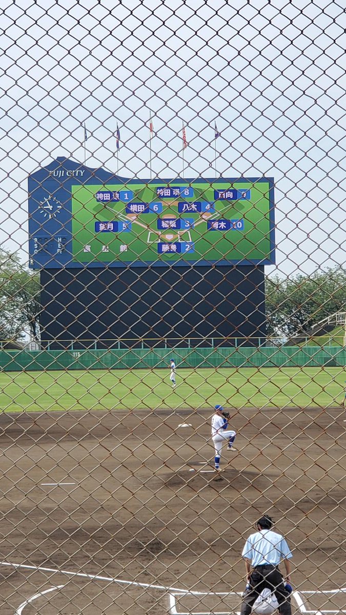 富士球場のモニターが新しくなって見やすくなりました👀
フルLEDで、しかもカラー!!
誰がどこを守っているのか、
チェックしやすくなりましたっ!

富岳館対三島北の試合、
1回表が終わって富岳館0‐1三島北です！
#高校野球
#富士球場