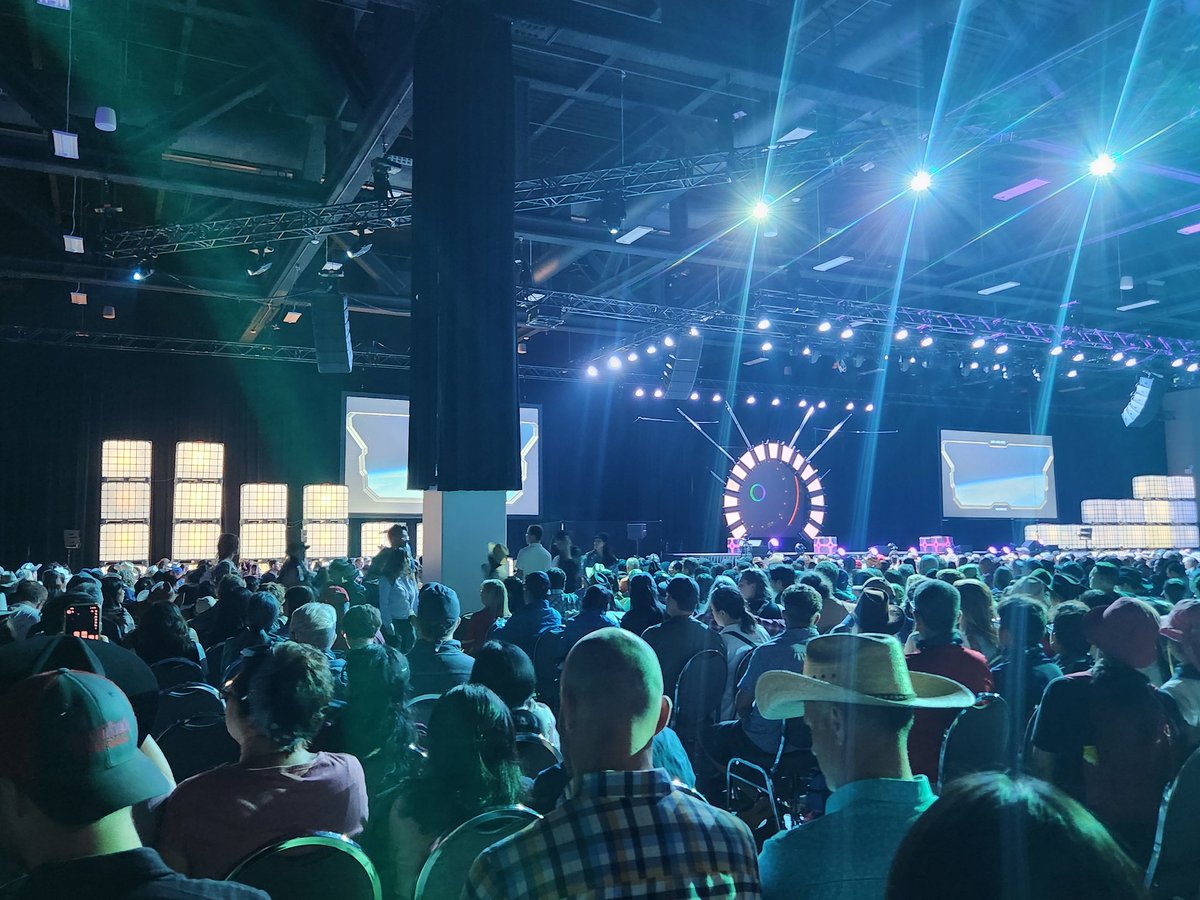 NDCommodities's tweet image. Canada is officially better at integrating Ag into the city than us.... at a Crirque show at the Stampede... what are they using for a lighting element.... chemical totes. 

Well done, Canada! Well done.