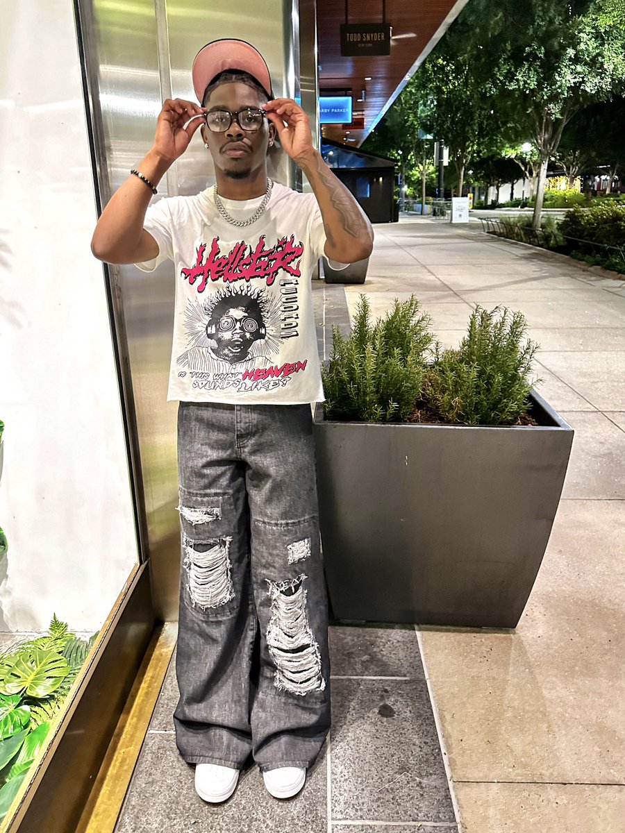 dariusmurray7's tweet photo. I cut off my feelings and ran up some bands 🌐 https://t.co/m54hKDFLe6