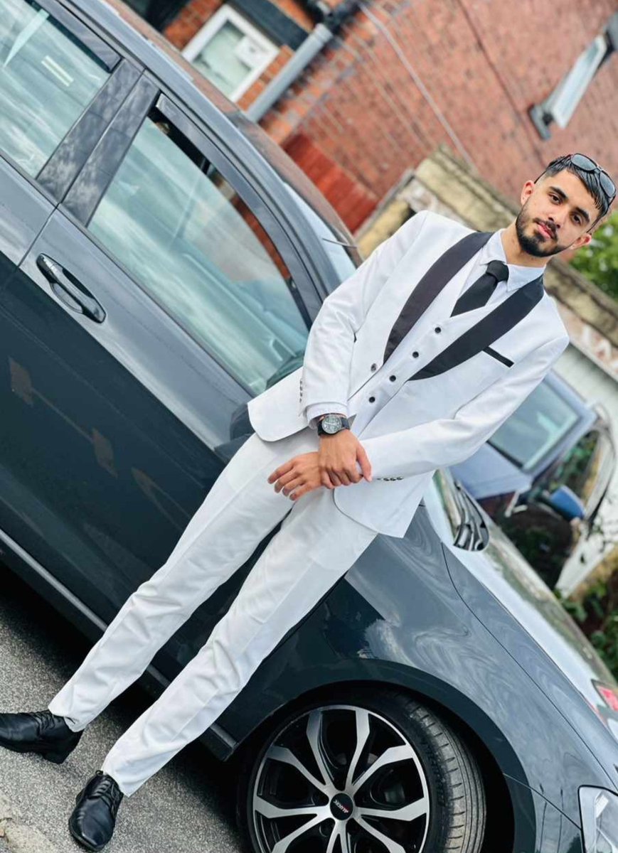 unleash_yt's tweet image. Icl, the white suit went crazy today