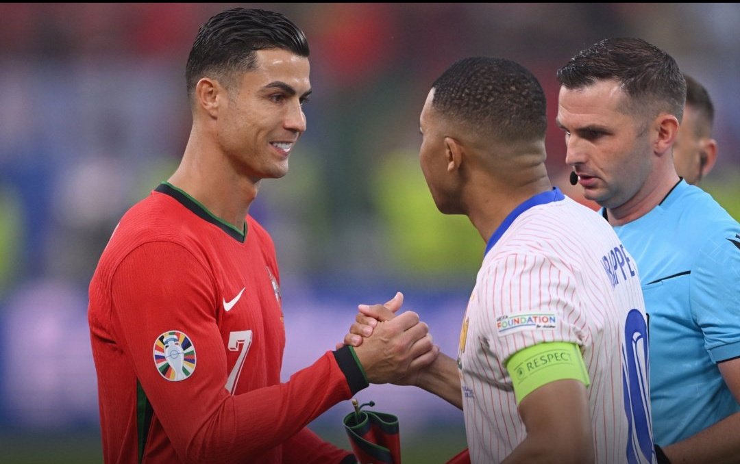tertuliadeporte's tweet photo. Un día...

Tu ídolo te regala una chamarra del Real Madrid 🤍💙.

Al otro día...

Te enfrentas a tu ídolo por el pase a semis de la #EURo2024    .

CR7 vs Mbappe

Choque de titánes 😎. https://t.co/4kfio4jsvb