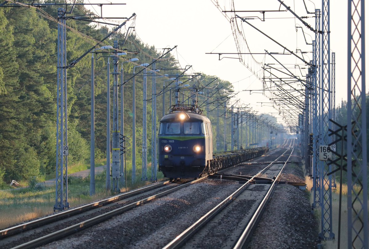josviaque's tweet photo. #ET22 należący do #PKPCargo na #LK2 pomiędzy p.o. #Szachy i #Sokule w drodze do Małaszewicz. #PKP #PKPPLK #Pafawag #Byk #kolej #lubelskie https://t.co/PcWGTXhLGu
