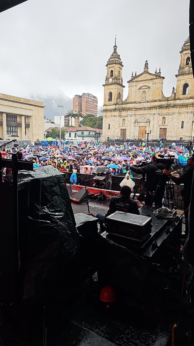 HOLLMANMORRIS's tweet image. A pesar de la lluvia llegan jóvenes de todos los barrios de Bogotá al concierto de la esperanza.

La Juventud trabajadora y popular se merece estos espectáculos de su música y su cultura, su Punk, su Rap, su Ska y su rechazo a la barbarie.

Ellos tienen derecho. No habrá dinero…