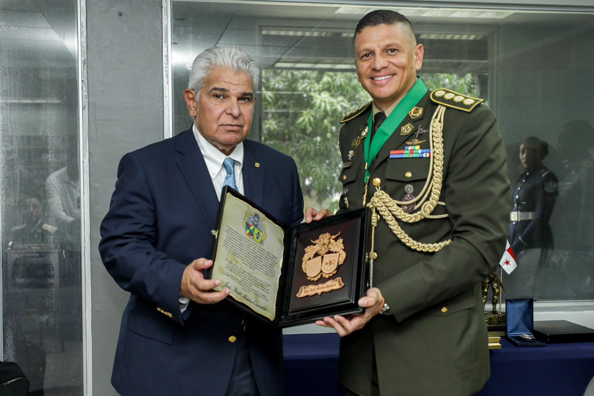 as_salazar's tweet photo. Subir la moral y depuración, prioridades del presidente @JoseRaulMulino para la Fuerza Pública. 

Un proceso para subir la moral y de depuración de los Estamentos de Seguridad fue anunciado esta mañana por el Presidente de la República, José Raúl Mulino, quien lideró la ceremonia de cambio de mando en la Policía Nacional (PN), el Servicio Nacional Aeronaval (SENAN) y el Servicio Nacional de Fronteras (SENAFRONT). 

En el acto, que tuvo lugar en la Escuela de Oficiales de la Policía Nacional en la provincia de Colón, el mandatario panameño entregó los banderines de mando a Jaime Fernández como nuevo director de la Policía Nacional, el comisionado Luis Antonio De Gracia, director del SENAN, y el comisionado Jorge Gobea, quien continuará al mando del SENAFRONT.

El presidente estuvo acompañado del Ministro de Seguridad, Frank Ábrego y el resto de su gabinete, al igual que jefes de entidades y los anteriores directores de los estamentos de seguridad.

Durante su intervención ante la tropa, Mulino destacó que la prioridad de ahora en adelante será la de elevar la moral de la Fuerza Pública, y depurar los cuerpos policiales, navales y fronterizos.

“Todos ustedes merecen respeto de los ciudadanos y del país entero, pero ese respeto se gana con hechos, no con rangos”, explicó el presidente Mulino a los oficiales. “La Ley y la Constitución les otorga una placa y un arma. Esa placa y ese arma no los coloca por encima de ningún ciudadano de la República, pero tampoco por debajo”.

El presidente explicó también que la depuración que viene tiene como fin impedir “que el delito, el narcotráfico o el crimen organizado trate de imperar a lo interno de cada uno de ustedes”.

“Desde ya estamos hablando y coordinando para la compra de todo su equipo, desde uniformes, botas, zapatos, armas, municiones, automóviles”, adelantó Mulino.

Concluido el traspaso de mando los nuevos directores del SENAN y SENAFRONT entregaron al presidente Mulino placas de reconocimiento.
Una es la placa policial 001, que simboliza el primer policía de servicio a la comunidad “Proteger y Servir”. También recibió la placa emblema de los grupos operacionales del SENAN “Dios Patria y Honor”; y finalmente recibió la placa “Dios y Patria”, el lema de SENAFRONT. 

En tanto, el ministro de Seguridad, Frank Ábrego, recibió del director de la Policía, Jaime Fernández la placa policial 002. El comisionado Luis De Gracia del SENAN entregó estatuilla “Guardián de la Patria” y el comisionado Jorge Govea entregó placa de lujo y una placa de la pirámide de la guerra trinitaria.
