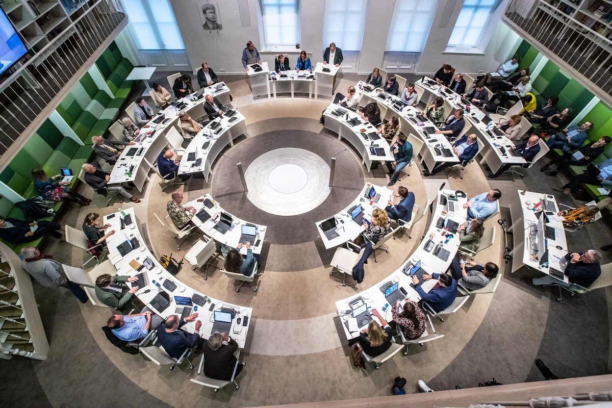 Gemeenteraadsleden vallen steeds vaker uit. De werkdruk is echter het probleem niet, signaleren de hoogleraren Klaartje Peters en Geerten Boogaard. Zorg vooral dat raadsleden weer merken dat hun raadswerk zinvol is. vng.nl/artikelen/beto…