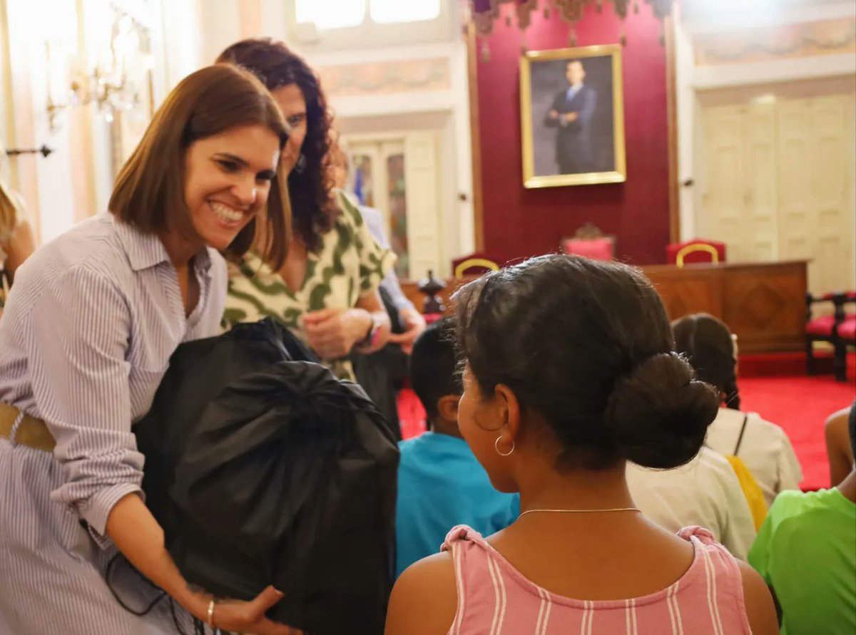 👥 El Salón de Plenos del Ayuntamiento de Alcalá ha acogido la recepción del grupo de niños y niñas saharauis que pasarán el verano en Alcalá gracias al programa “Vacaciones en Paz”, una iniciativa de la asociación Amigos del Pueblo Saharaui. 

La alcaldesa de Alcalá de Henares,