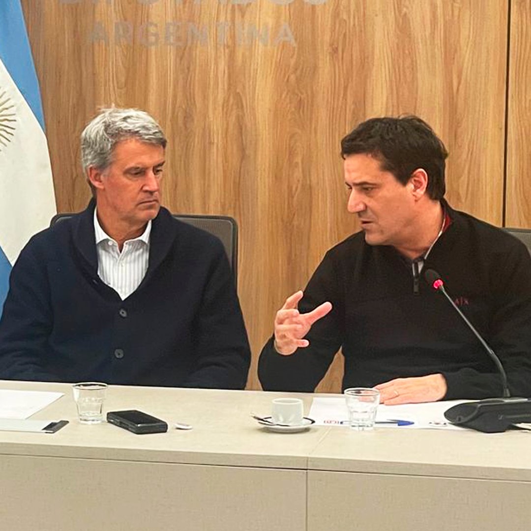 MaxiAbad's tweet photo. Junto a @alfonsopratgay y @ArielMBordaisco compartimos reflexiones sobre la coyuntura actual junto a un nutrido grupo de jóvenes líderes de la Provincia de Buenos Aires. La participación y el compromiso de las nuevas generaciones de dirigentes son claves para el futuro. https://t.co/rIFx4Wll0F