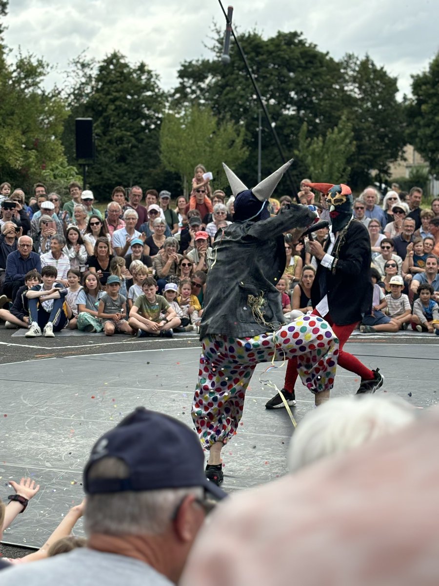 AristideOlivier's tweet image. C’était le lancement ce soir d’Eclats de Rue au parc de Secqueville
Cette saison estivale d’arts de la rue investit tous les quartiers de la ville  pour près de 60 représentations, toutes gratuites
Cirque,théâtre,danse,art plastique, art clownesque. @CaenOfficiel
