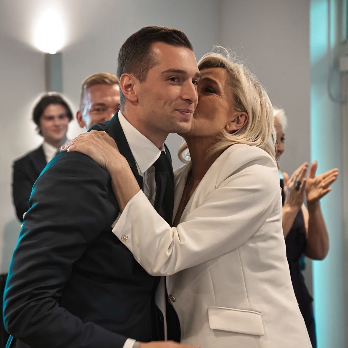 marinejordanrn's tweet photo. Dimanche votez pour une majorité de députés Rassemblement national et envoyez Jordan Bardella à Matignon ! 🇫🇷

Dimanche voter RN et faites voter RN 
Dimanche #VoterRN et faites voter RN 
Dimanche on vote RN 💪🇨🇵 

Tous pour la France 🇨🇵
#legislative2024
#FRAPOR #DimancheJeVoteRN https://t.co/H4fay7ukA3