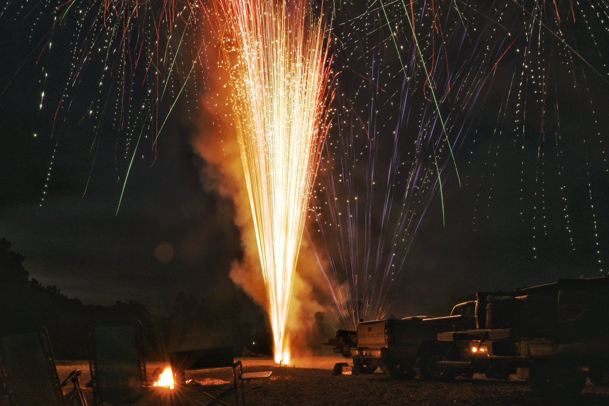 JeffCurryPhoto's tweet photo. 4 from the Fourth. π
.
.
.
#MO #Fireworks #RiverTime #Nikon https://t.co/o5yrQEfWcd
