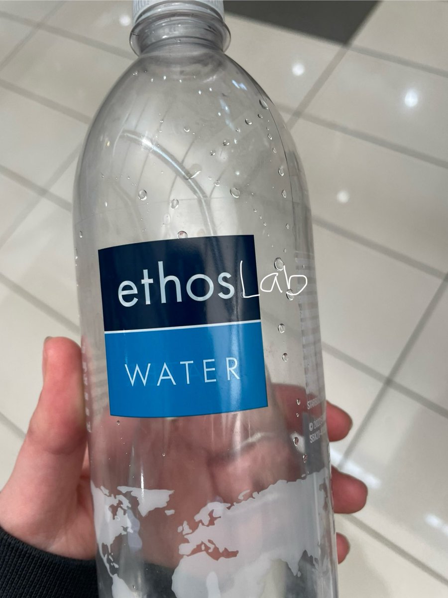 tweetsbyCIPNIP's tweet photo. Woah guys what happened to my water bottle? #ethoslab https://t.co/lnUaKKH5uR