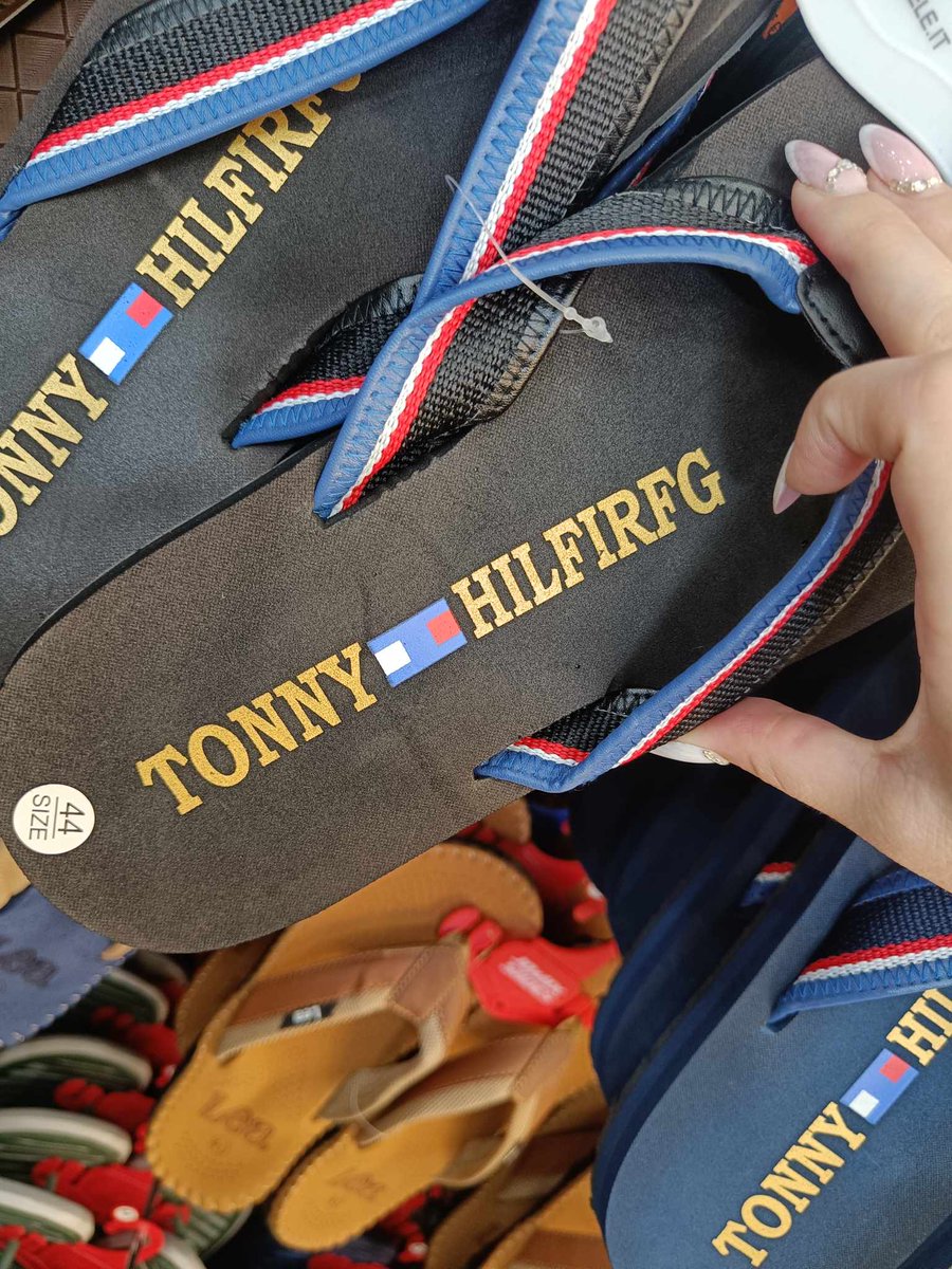 Zinxu's tweet photo. Kui Tommy Hilfigereid ei jaksa osta. Kesse talla all ikka lugeda näeb onju 😆😆😆 https://t.co/hFTg1rRFXp