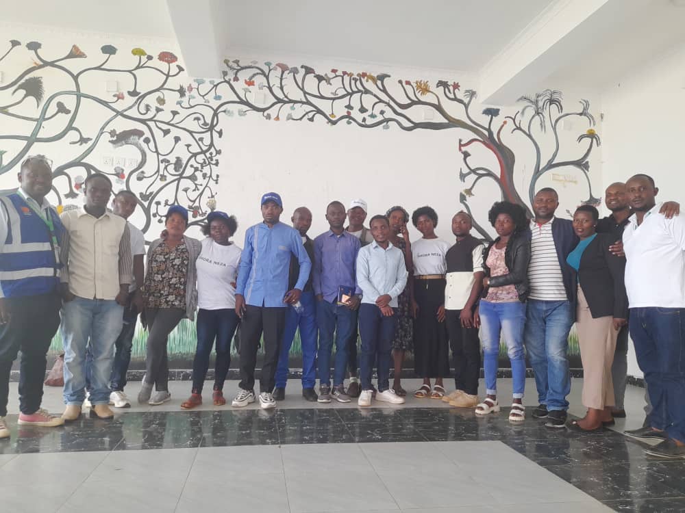 umurame_honey's tweet photo. And again, aftr @RwandaSouth today we sat with youth beekeiepers from @RusiziDistrict @NyabihuDistrict @Nyamasheke & @KarongiDistr under #SHORANEZA project by @Duhamic1 in collaboration with @WFP #Rwanda We agreed take our bees to the next high level of profits making https://t.co/9GB5LPgbvK