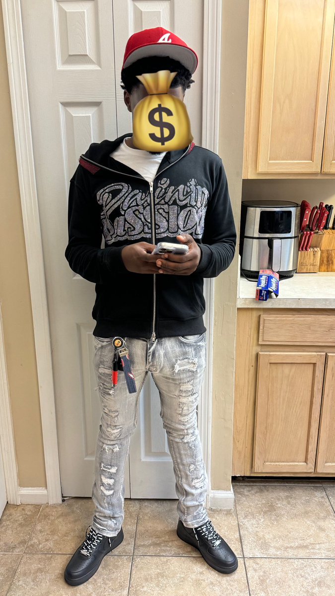 hatetwothree's tweet image. money tall as shit no breonna griffin🙄