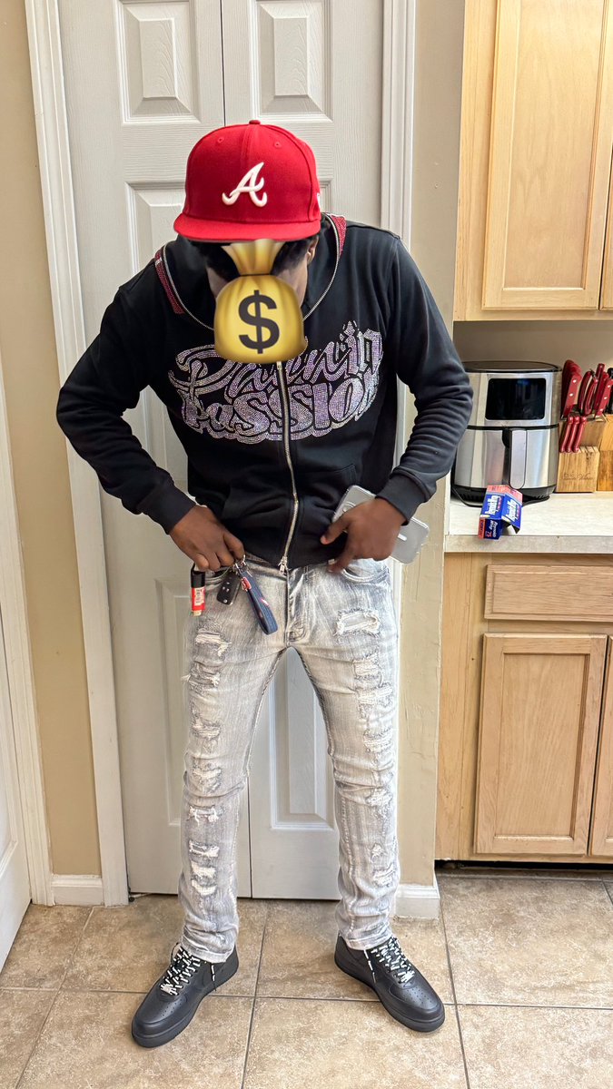 hatetwothree's tweet image. money tall as shit no breonna griffin🙄