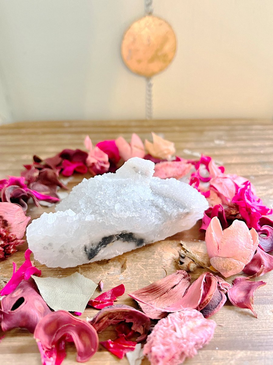 Annabtlouise's tweet photo. HUGE SUMMER SALE HAPPENING ☀️ I’ve marked down 20 crystals to 40% OFF NO CODE NEEDED ☀️🚨

These babies have been in the shop for so long and they’re such a STEAL! Here are a few! But we have over 20 marked down! https://t.co/cxknqFONvc

📸: Carnelian Moss Agate, Pink and Green Banded Calcite, Fluorite