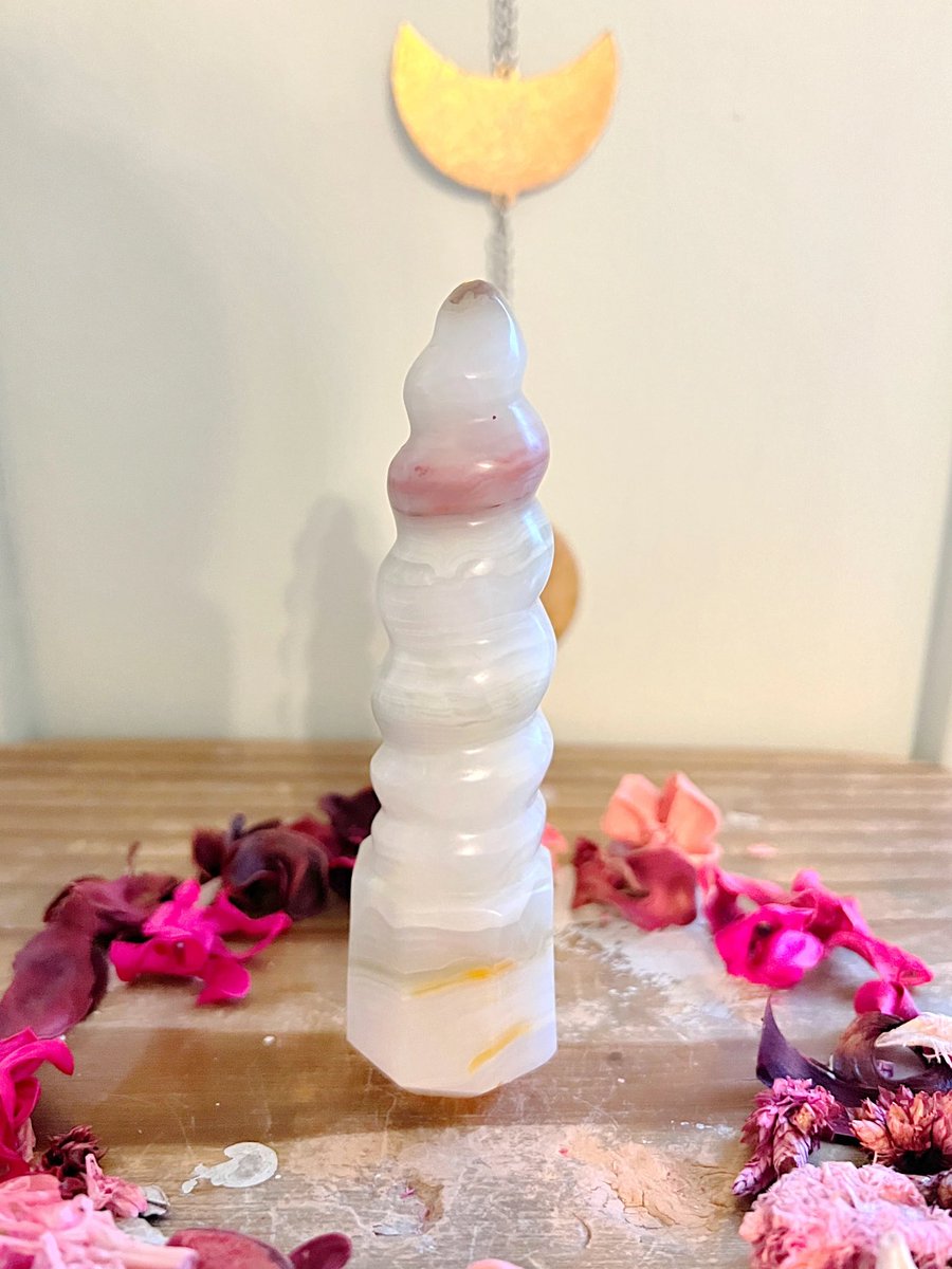 Annabtlouise's tweet photo. HUGE SUMMER SALE HAPPENING ☀️ I’ve marked down 20 crystals to 40% OFF NO CODE NEEDED ☀️🚨

These babies have been in the shop for so long and they’re such a STEAL! Here are a few! But we have over 20 marked down! https://t.co/cxknqFONvc

📸: Carnelian Moss Agate, Pink and Green Banded Calcite, Fluorite
