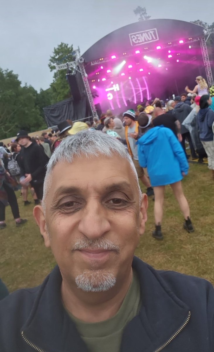 UrbaneSlave's tweet image. Celebrating the election of the #LabourGovernment2024 @ Wild Gardens Festival, Port Eliot, Cornwall. Things are getting better. The rain has stopped. #LabourLandslide2024