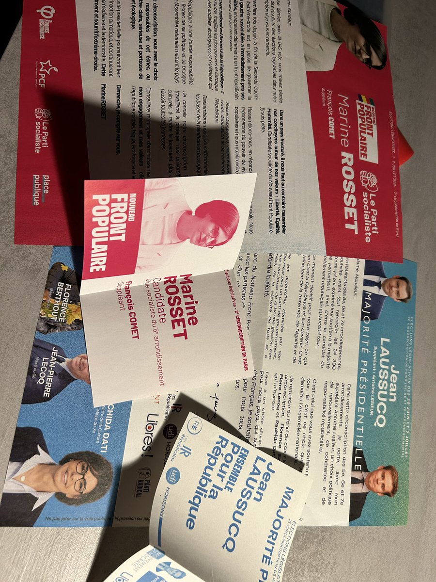 jeanhamon_'s tweet photo. Surprise en rentrant chez moi, le courrier des programmes des législatives a été ouvert (l’enveloppe a voulu être re scotchée) et les seuls programmes qui restent sont ceux de Renaissance et du NFP 
Super la démocratie https://t.co/VJnKbhmQei