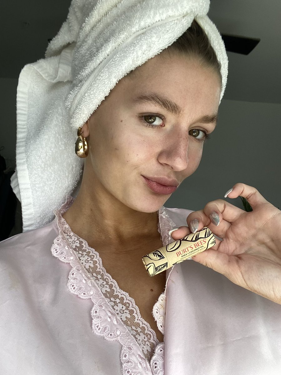 BurtsBees's tweet photo. Kiss dryness goodbye with our Shea + Coconut Oil Moisturizing Lip Balm🐝✨

#burtsbees #burtsbeeslipbalm #lipcare #lipproducts https://t.co/zMnHTle4iK