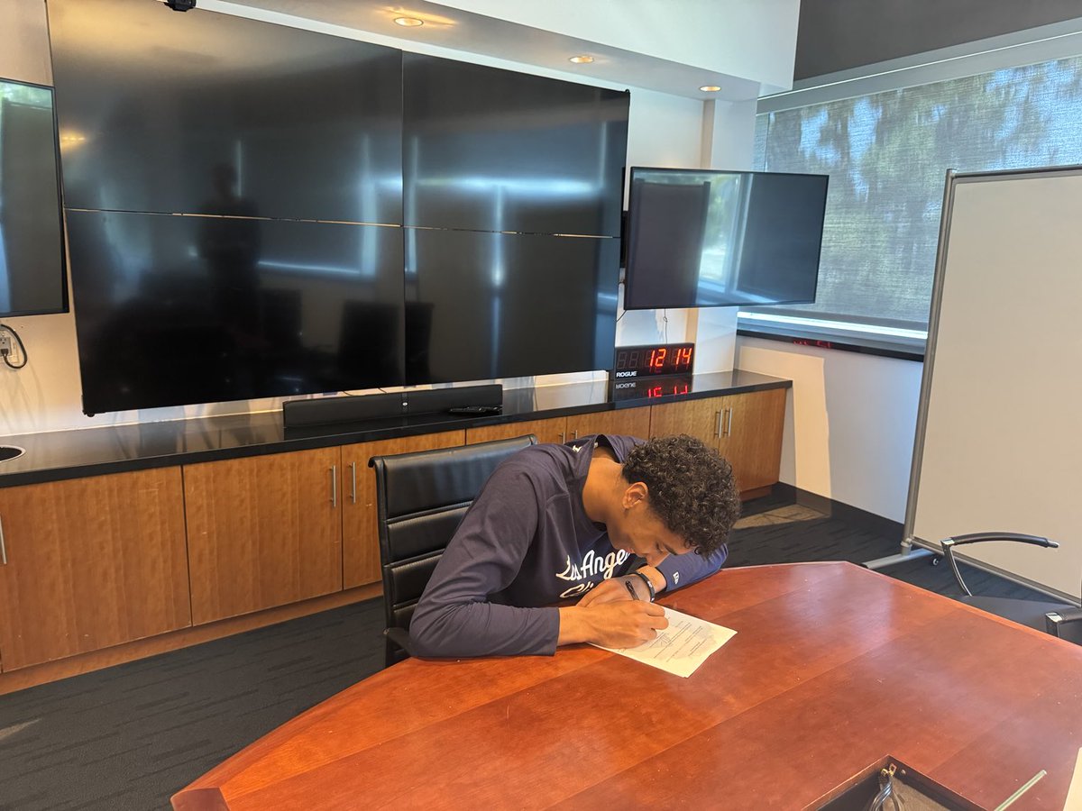 WolvesILL's tweet photo. The Newest LA Clipper 🔥 https://t.co/IQpdGgp1tB