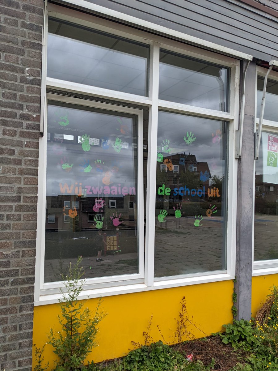 Springplankers's tweet photo. EiN-DE-LIJK was het vandaag zover. De kinderen mochten hun stoel alvast verhuizen voor het nieuwe schooljaar! Een feestelijke dag met een blauw 😉 tintje #blauweparadijs #verhuizen #tijdelijkehuisvesting #afscheid @SAAMscholen https://t.co/a91ZIQwK0c