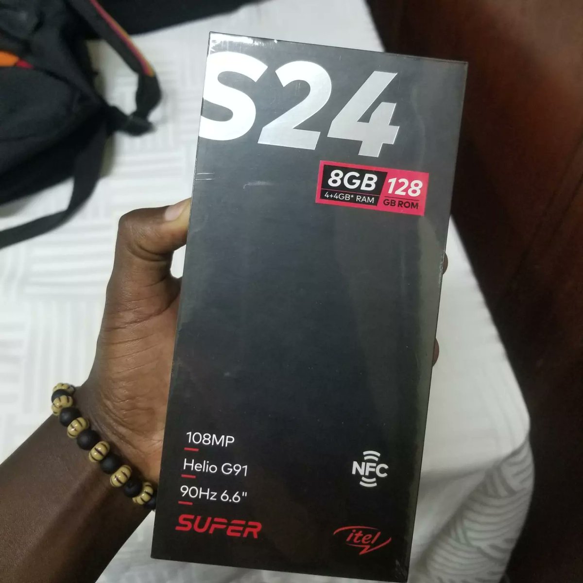 AupalEmmanuel's tweet photo. Also at the launch last Friday, winners of the #ItelMyStoryUG  campaign, including myself, were awarded brand new #ItelS24 s by @iteluganda.  All winners had to do was share pictures taken using their phones at any tourist destination in Uganda. 

#108MagicPixels https://t.co/8e1WMahgFj