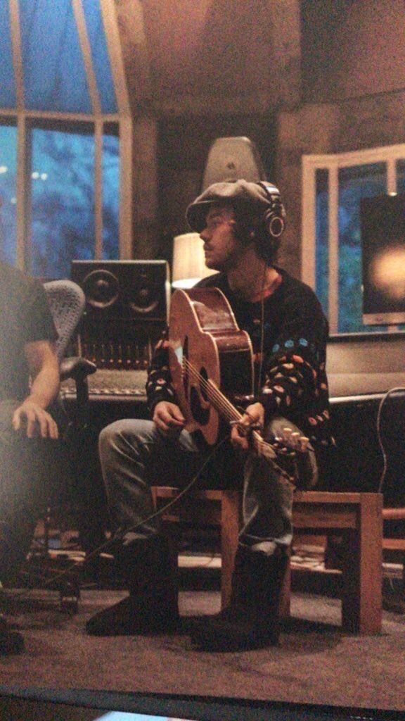 hsupdatebr's tweet photo. VEM MUITO AÍ!!! 🚨😭

— "Harry Styles ainda não se apresentou em Glastonbury, mas isso pode mudar: ele está produzindo um novo álbum, o primeiro desde Harry's House, que alcançou a Billboard 200 em 2022.”

•Billboard sobre Harry esta produzindo o HS4! https://t.co/y6kaDiImDB