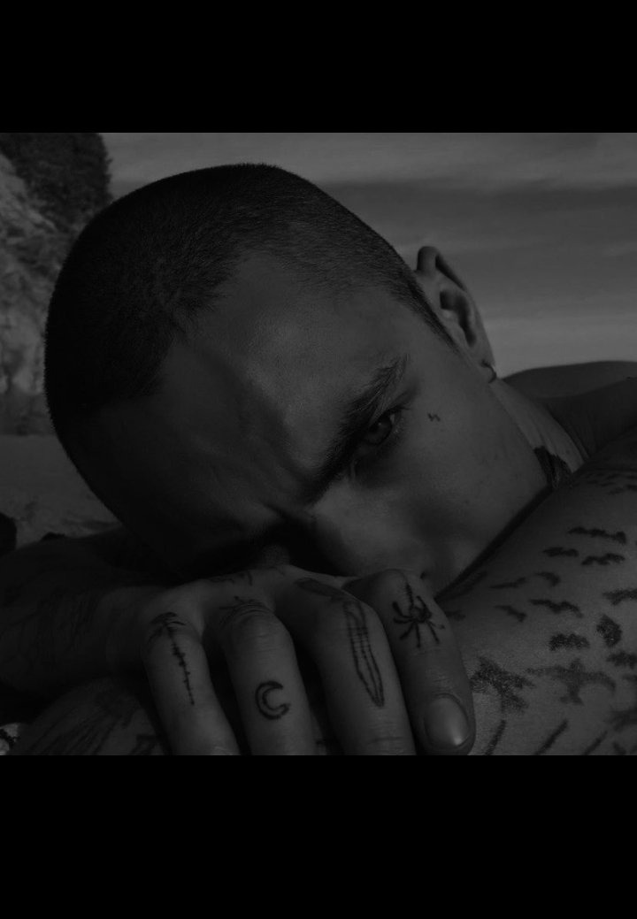 Yüzü gerçekten de ayın on dördü gibi, diye düşündüm.

Normal. Çünkü o bu dünyanın en güzeli.#KasırgayaKananSaka
<a href="/davincitookapen/">🪽</a> 
#songuryakut