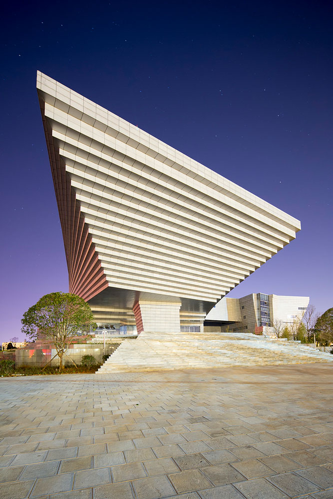 lexurbangroup's tweet photo. El Museo del Centro Cultural de Qujing China. Diseño Atelier Alter+Hordor Design Group. Techo "antigravedad secciones estructurales escalonadas parece flotar. Los muros exteriores: paneles de hormigón con metálicos verticales y losas de pavimento gris 
#MuseoCentroCulturalQujing https://t.co/4oqdlzmr49