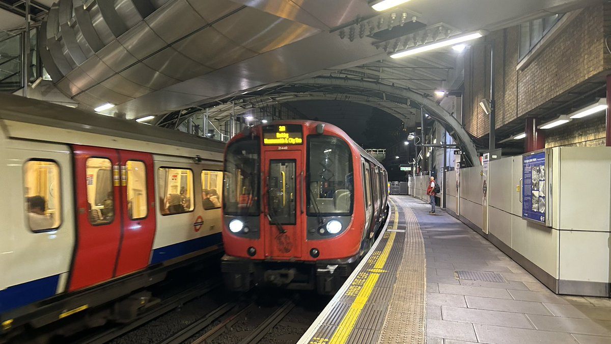 OMtheRails's tweet photo. A brilliant afternoon/evening out in North London with @superalbs @nonstopeurotrip and @paul_winginit for a long overdue catchup - was also great to finally meet @tomth0rnton for part of the night! 

Time for some rest now… 😴 https://t.co/LrV60QEAJu