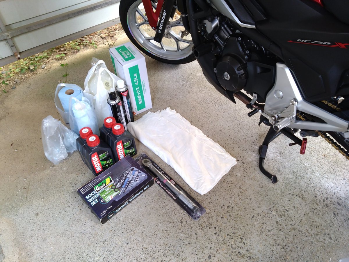 MASAYAN_NC750X's tweet photo. さてと…
NC750X
エンジンオイル交換
行くわよ🏍️🛢️🔧
オイルは愛用の
モチュールEXFREED😊
#モチュール
#MOTUL
#EXFREED https://t.co/rYp5Lv4tWY