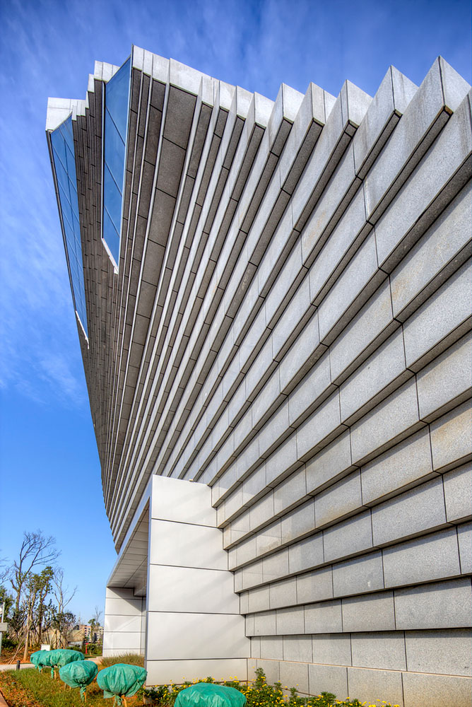 lexurbangroup's tweet photo. El Museo del Centro Cultural de Qujing China. Diseño Atelier Alter+Hordor Design Group. Techo "antigravedad secciones estructurales escalonadas parece flotar. Los muros exteriores: paneles de hormigón con metálicos verticales y losas de pavimento gris 
#MuseoCentroCulturalQujing https://t.co/4oqdlzmr49