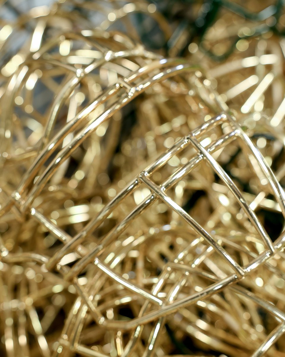 GreenGridiron's tweet photo. Gold chrome never disappoints 🤩 If you’re looking to take your team's facemasks to the next level, let our team of facemask professionals get it done ☑️
#chromedout #facemaskrecon #teamservices https://t.co/SVqPAoe6vK