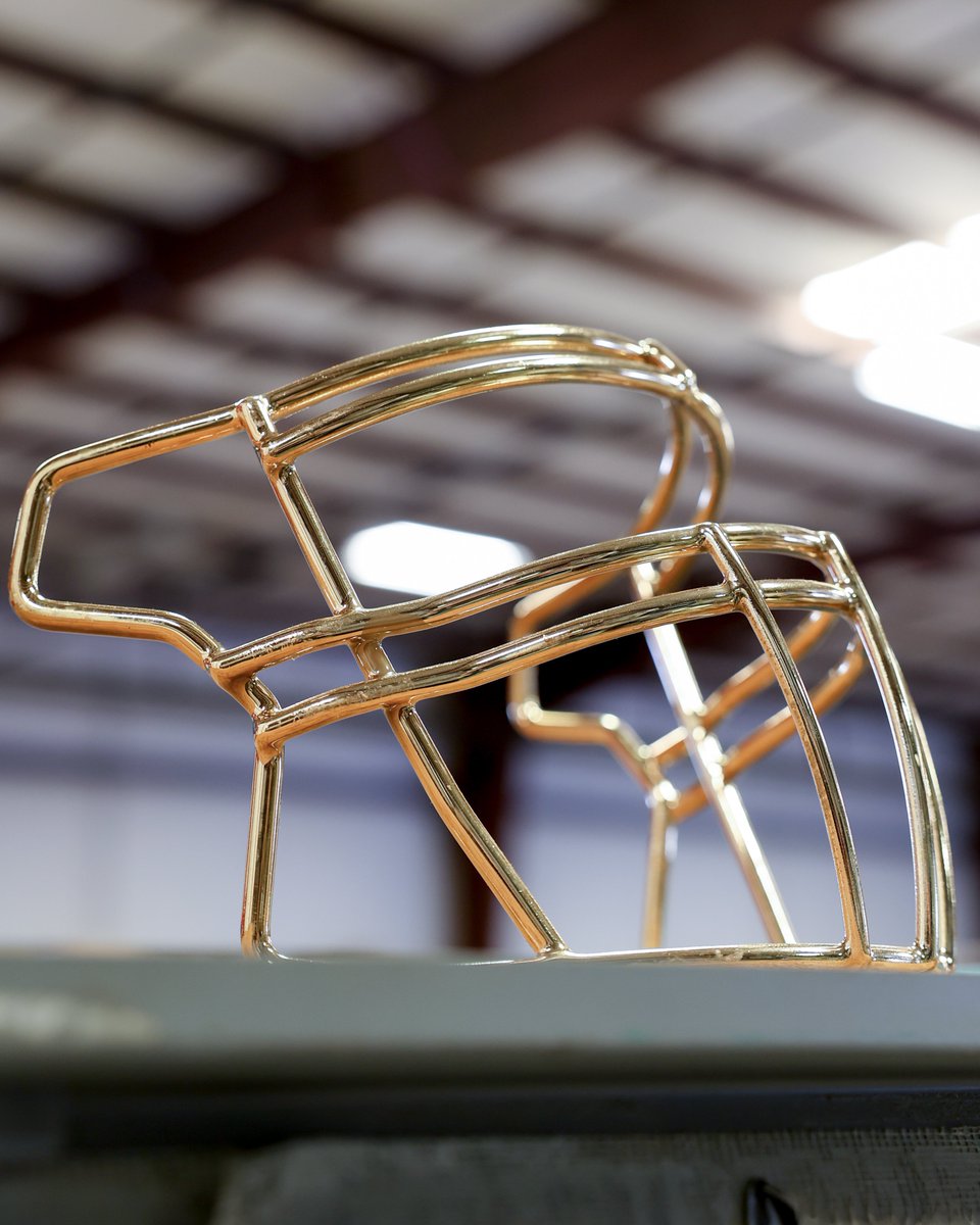 GreenGridiron's tweet photo. Gold chrome never disappoints 🤩 If you’re looking to take your team's facemasks to the next level, let our team of facemask professionals get it done ☑️
#chromedout #facemaskrecon #teamservices https://t.co/SVqPAoe6vK