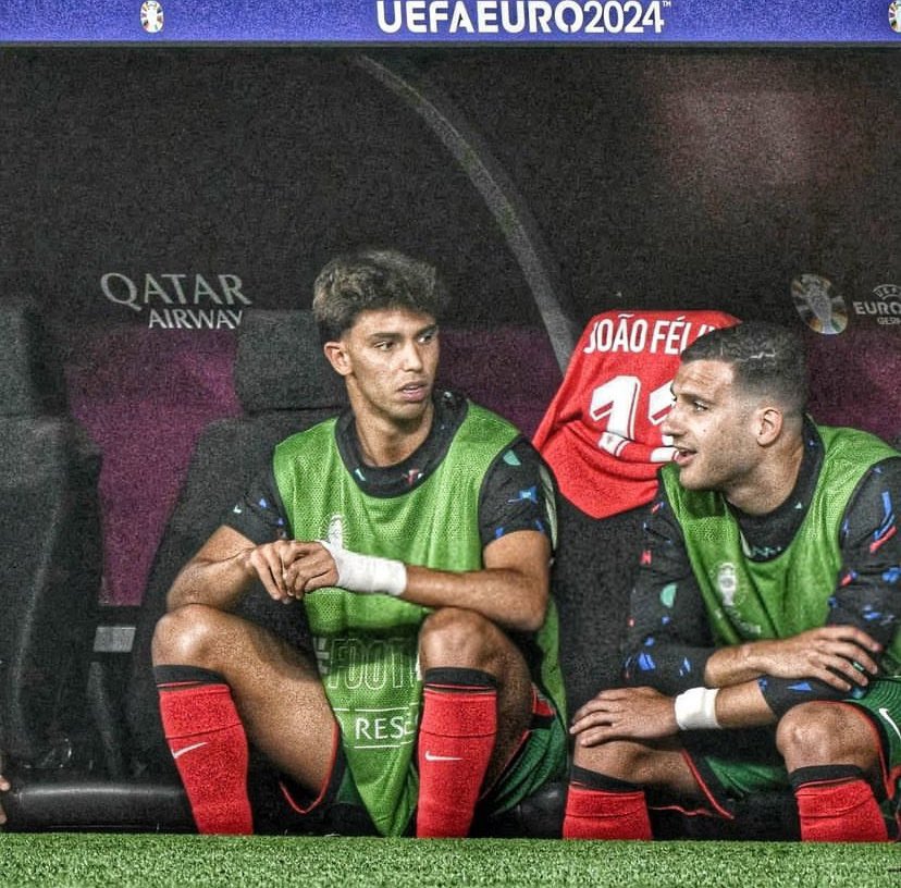 TRAIDOR
SOBREVALORADO
RETÍRATE DEL FÚTBOL