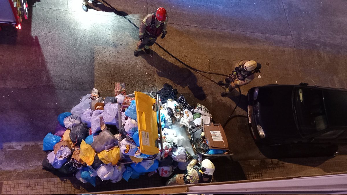 23.30h y ya comienza la quema de contenedores en #Coruña. Esto es en la zona de la Cubela.

<a href="/silcerino/">Silcerino</a> <a href="/EloyTP/">Eloy TP</a>