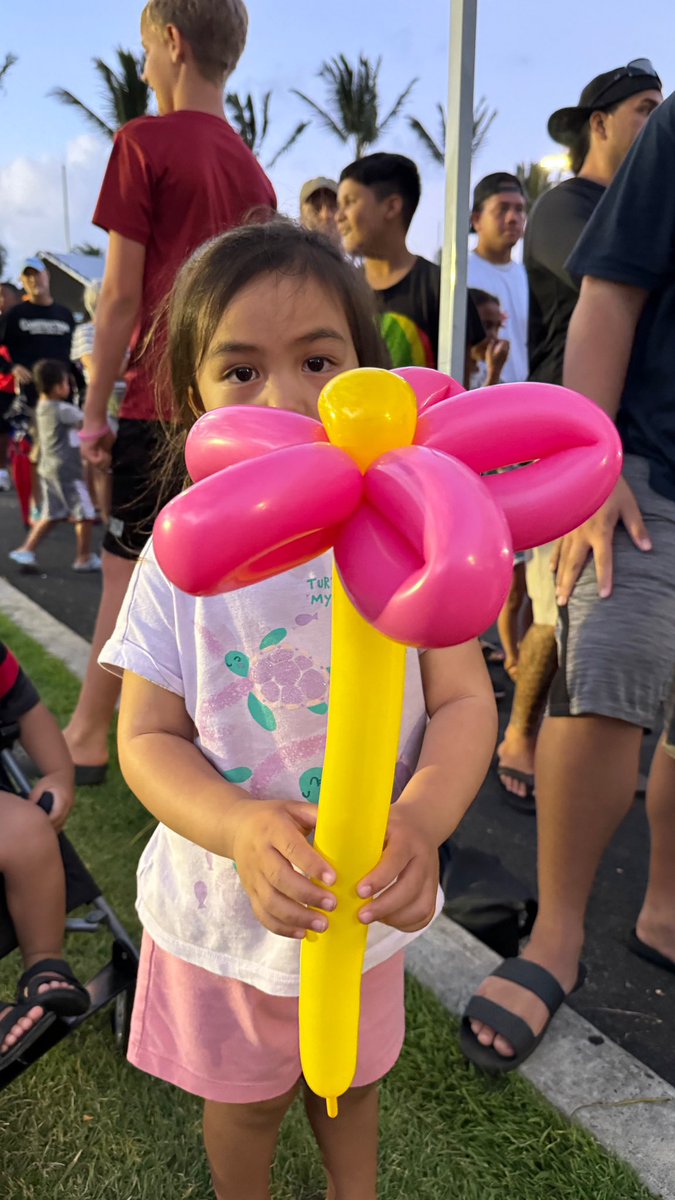 orangeowl808's tweet photo. Love how my older kids stayed in line for over an hour for their little siblings to get balloon swords and flowers that barely lasted the night https://t.co/HC6C670ArB