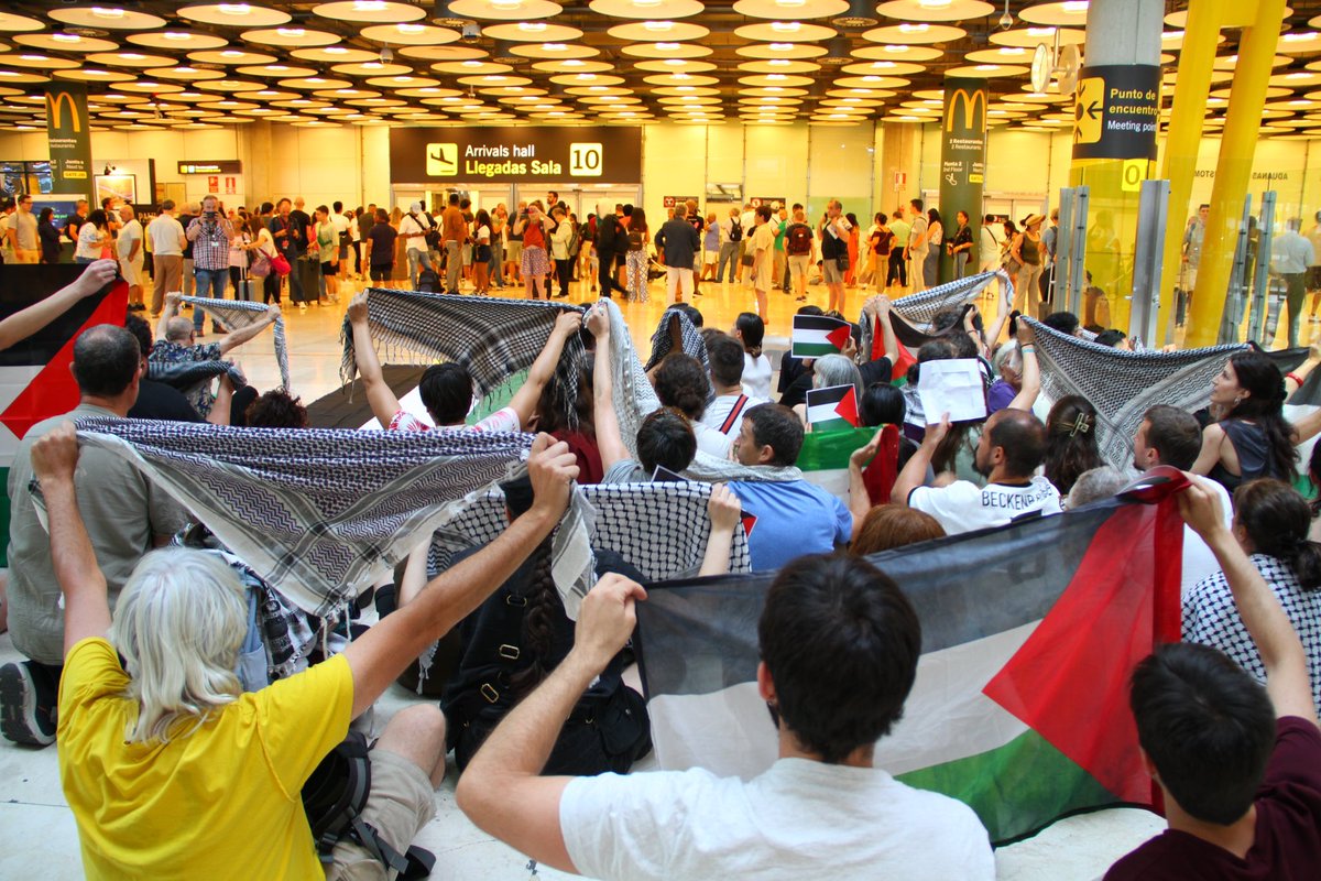 🕊️Hoy un centenar de personas protestan en el aeropuerto Adolfo Suárez Madrid-Barajas en solidaridad por Palestina.