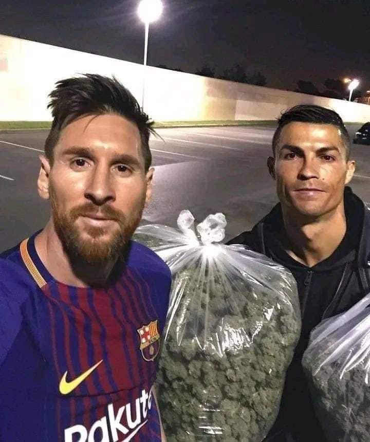 LuqassL's tweet photo. Cristiano y Messi en las copas https://t.co/UX8LulwBjf